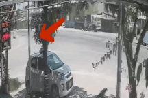 Xe máy bị ô tô tải chèn nát trong một tình huống khó hiểu