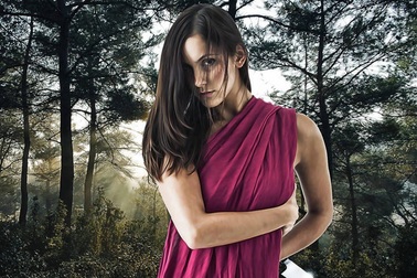 Đánh chồng vì chụp ảnh với gái trẻ, ai ngờ là ảnh mình của "ngày xưa ơi"