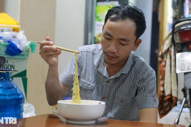 Khó khăn vì Covid-19, người lao động xoay đủ nghề xe ôm, thợ điện, phu hồ