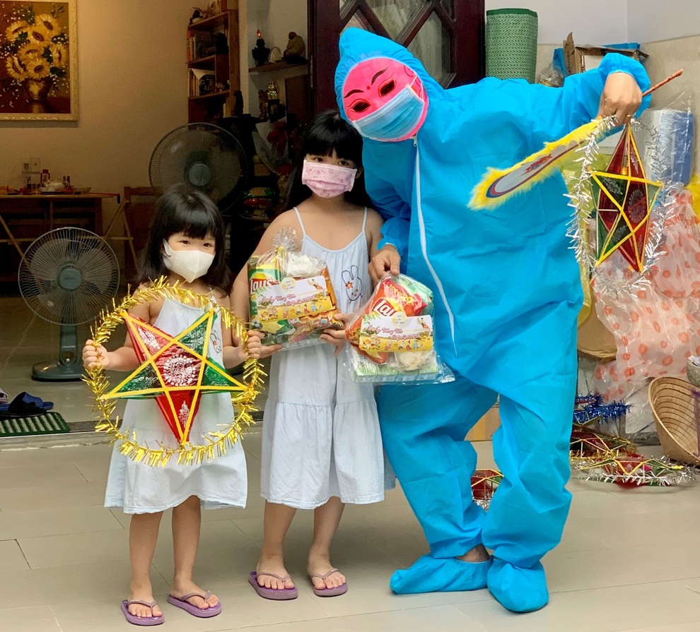 Ông địa, chú lân mặc đồ bảo hộ kín mít đi tặng quà Trung thu các em nhỏ - 5 Ông địa, chú lân mặc đồ bảo hộ kín mít đi tặng quà Trung thu các em nhỏ - 5