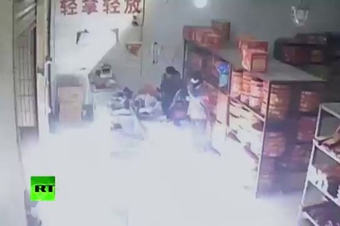 Người đàn ông say rượu làm cửa hàng bán pháo hoa nổ tung