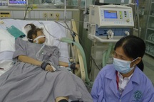 Không vay được tiền, mẹ đau đớn xin mang con về nhà để chết !