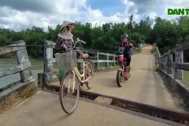 "Đánh cược" mạng sống khi qua cầu vượt sông bị sập lún 5 nhịp ở Bình Định