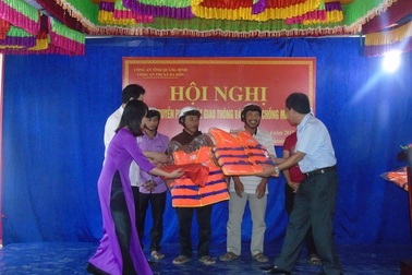 Quảng Bình: Tuyên truyền pháp luật và tặng áo phao, mũ bảo hiểm cho người dân