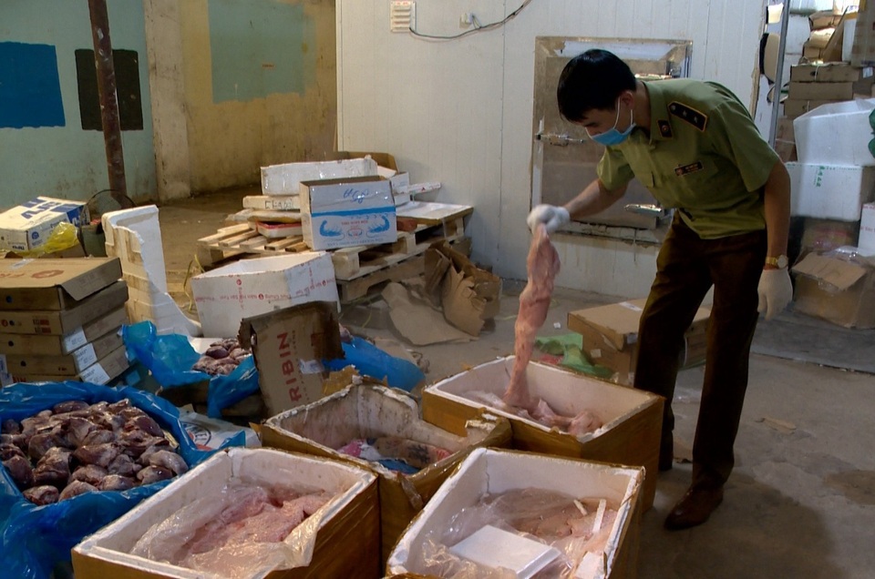 Khám phá thủ đoạn “ẩn giấu” 6 tấn thực phẩm bẩn trong kho lạnh ở Hà Nội - 1 Khám phá thủ đoạn “ẩn giấu” 6 tấn thực phẩm bẩn trong kho lạnh ở Hà Nội - 1
