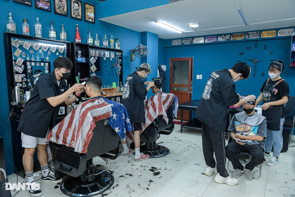 Hà Nội: Nhiều người nhịn ăn sáng, cấp tốc đi xếp hàng cắt tóc, làm đẹp - 1 Hà Nội: Nhiều người nhịn ăn sáng, cấp tốc đi xếp hàng cắt tóc, làm đẹp - 1