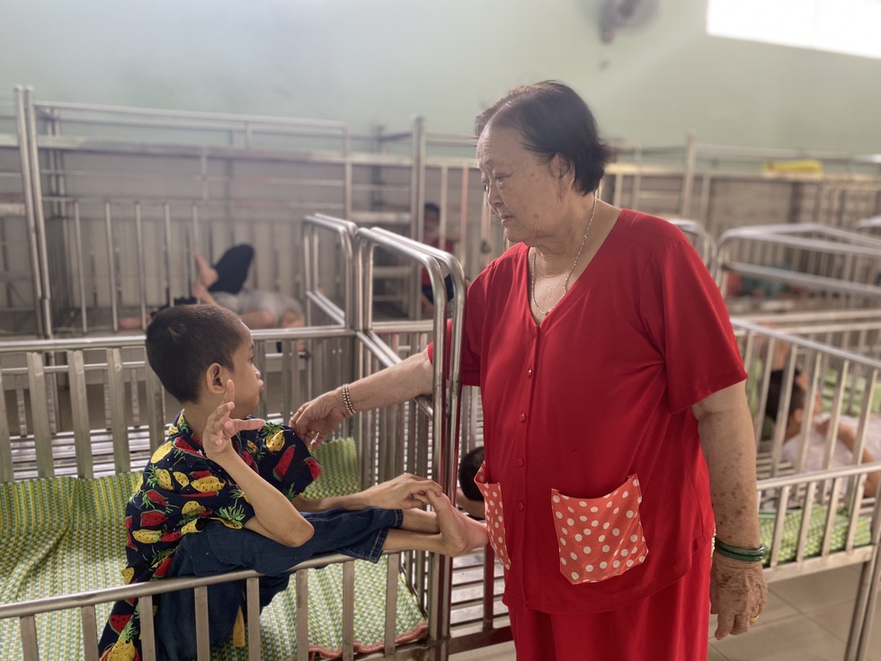 Người mẹ 87 tuổi nuôi 125 đứa con: Má mất, tụi con đừng đến viếng hoa - 6