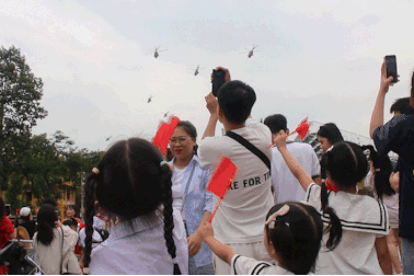 Hàng nghìn người dân đổ về Ba Đình ngắm máy bay Casa, trực thăng Mi