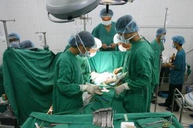 Cắt đoạn xương hàm cứu bệnh nhi mắc bướu sợi hiếm gặp