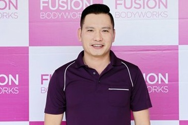 Hàng trăm người căng băng rôn đòi chồng Jennifer Phạm ra mặt