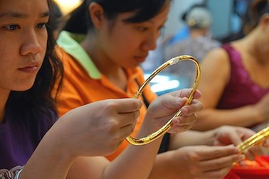 Giá vàng tăng điên loạn, lên 61,3 triệu đồng/lượng, dân đổ xô đi bán vàng