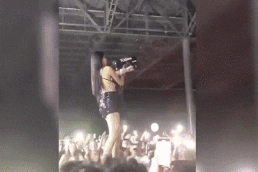 Nữ DJ bị bỏng vì cầm ngược súng bắn pháo giấy