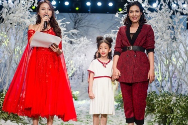 Vân Hugo vai trần trễ nải, "Nguyệt thảo mai" đưa con gái lên sàn catwalk