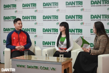 VĐV Phạm Quang Huy và CEO Nguyễn Thị Thu Hoa giao lưu cùng độc giả Dân trí