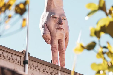 Buổi sáng thức dậy, người dân ở cạnh triển lãm “hoảng hồn” vì thấy tác phẩm này...