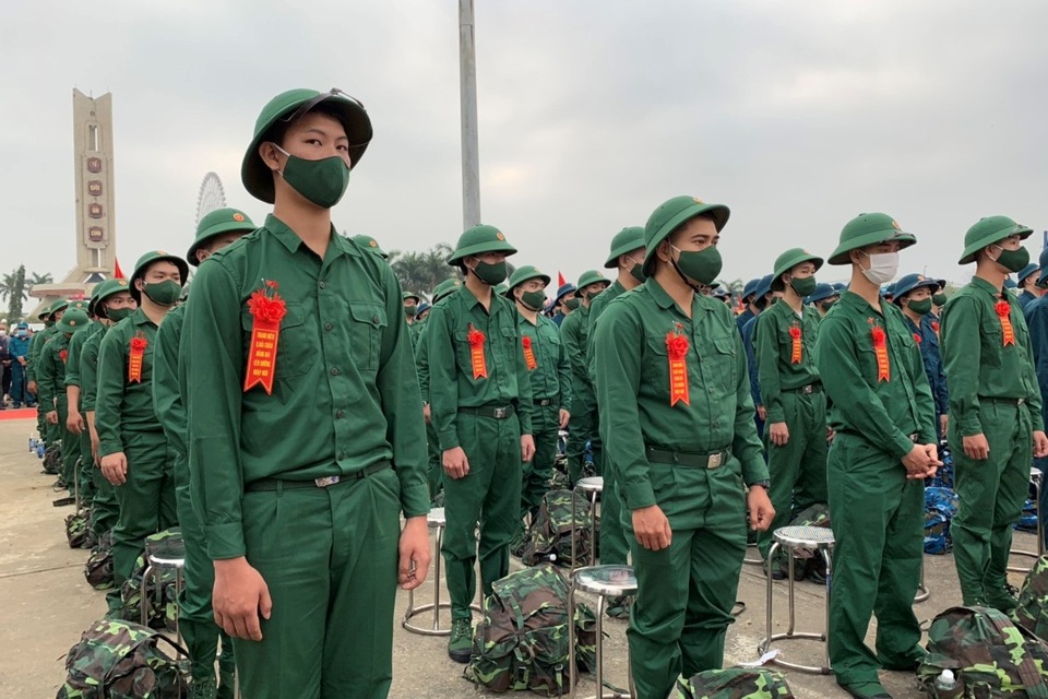 Hôm nay hàng nghìn thanh niên hăng hái lên đường nhập ngũ - 2 Hôm nay hàng nghìn thanh niên hăng hái lên đường nhập ngũ - 2