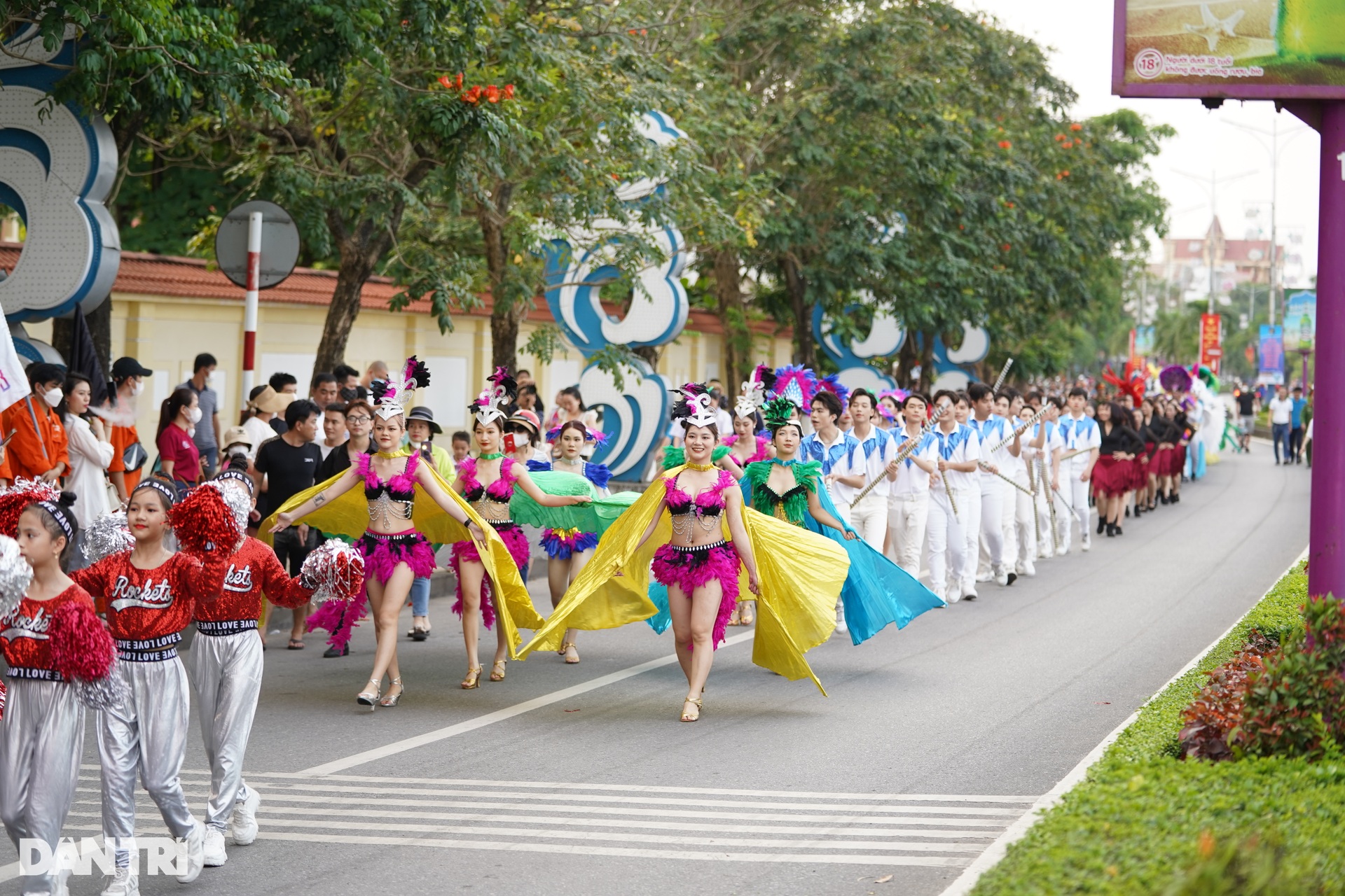 Ấn tượng với lễ hội đầy sắc màu tại thành phố hoa hồng - 1 Ấn tượng với lễ hội đầy sắc màu tại thành phố hoa hồng - 1