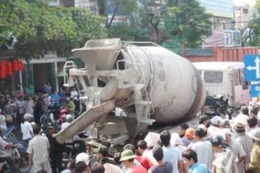 Xe trộn bê tông cán chết một phụ nữ đi xe đạp