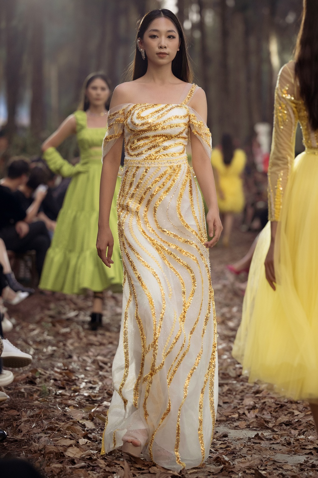 Thanh Hằng xứng danh chị đại với phong thái đỉnh cao khi catwalk trong rừng - 12 Thanh Hằng xứng danh chị đại với phong thái đỉnh cao khi catwalk trong rừng - 12