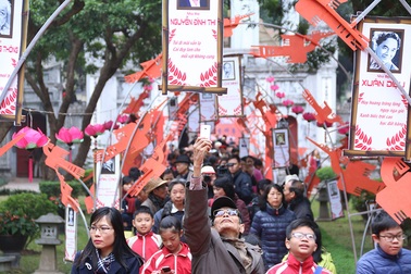Người người chen chân đi… hội thơ!