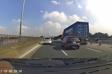 Tài xế container chuyển làn ẩu, suýt ép xe con vào dải phân cách cứng