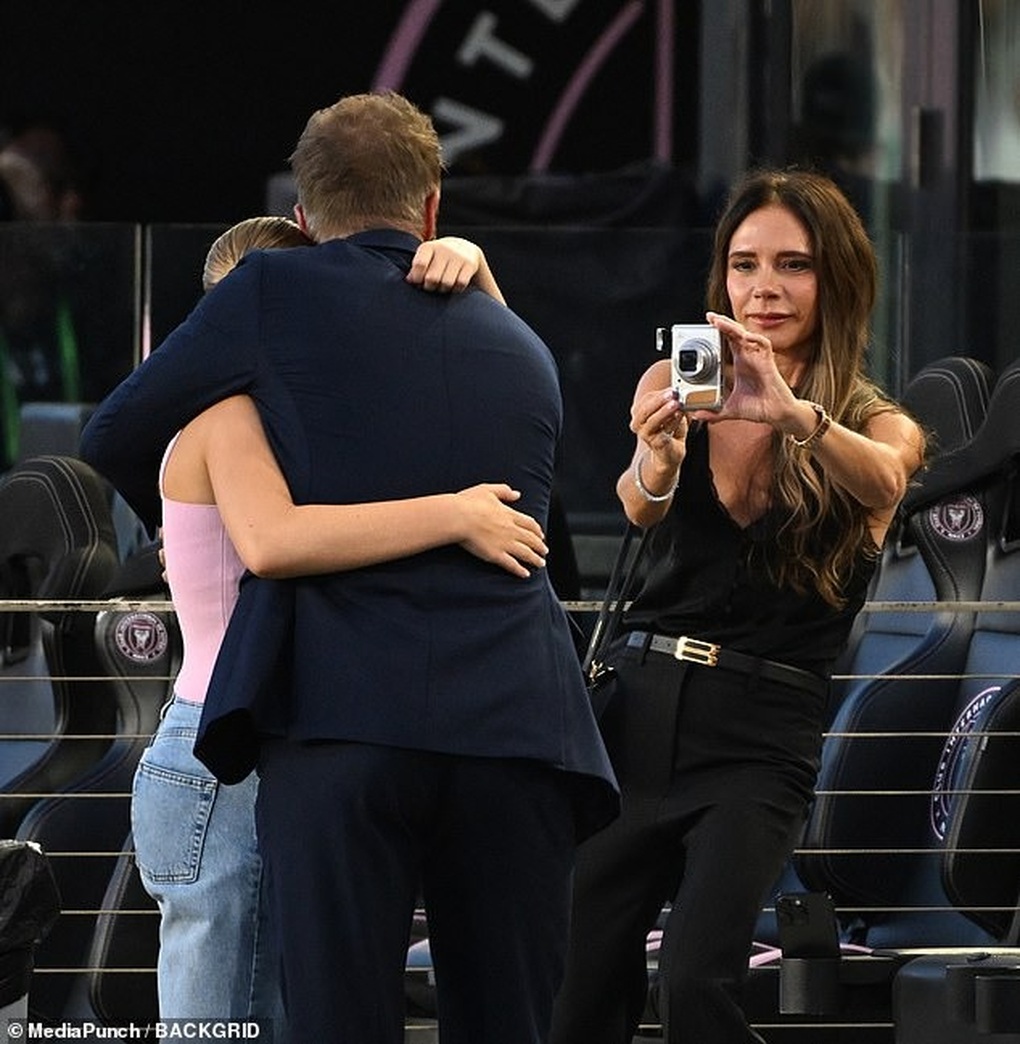 Hộ tống Messi ra sân, cô út Harper Beckham được cha khen ngợi hết lời - 6 Hộ tống Messi ra sân, cô út Harper Beckham được cha khen ngợi hết lời - 6