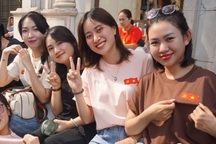 Hàng ngàn người đội nắng nhiều giờ, "giữ chỗ" ở đường Lê Duẩn xem diễu binh