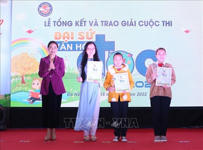 Ban Tổ chức trao giải thưởng cho 3 “Đại sứ Văn hóa đọc Đà Nẵng” năm 2022. Ảnh TTXVN