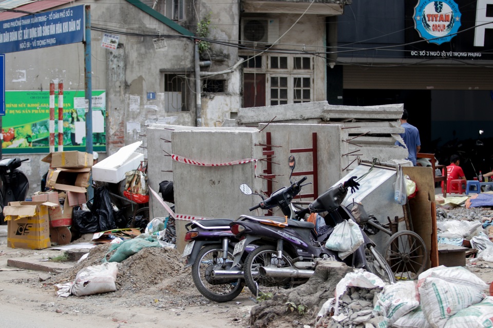 Hà Nội: Hãi hùng cảnh cạm bẫy giăng khắp nơi trên con đường đang mở rộng - 13 Hà Nội: Hãi hùng cảnh cạm bẫy giăng khắp nơi trên con đường đang mở rộng - 13