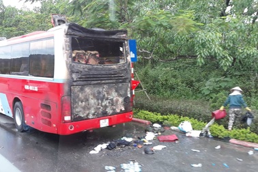 Xe khách bốc cháy dữ dội, hàng chục người tháo chạy