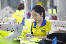 Doanh nghiệp thưởng lương tháng 13 cho người mới, tuyển lao động lớn tuổi