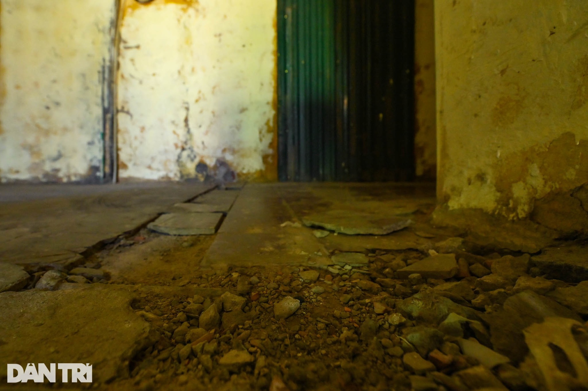 Nhà biến thành hầm ẩm thấp, dột nát tại chung cư tập thể cũ Hà Nội - 13 Nhà biến thành hầm ẩm thấp, dột nát tại chung cư tập thể cũ Hà Nội - 13