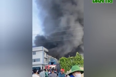 Cháy lớn trong KCN Nam Cấm, khói đen bao trùm một vùng