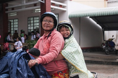 Vợ chết, chồng ôm hũ tro đi biệt tích để 2 đứa trẻ trong nhà trọ khóa trái