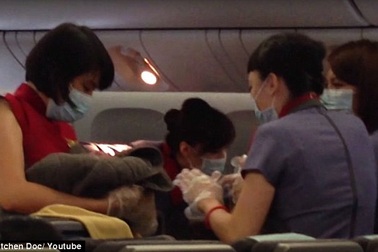 Khoảnh khắc kỳ diệu của người mẹ sinh con trên máy bay