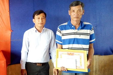 Tuyên dương người nông dân trả lại "cả gia tài" nhặt được