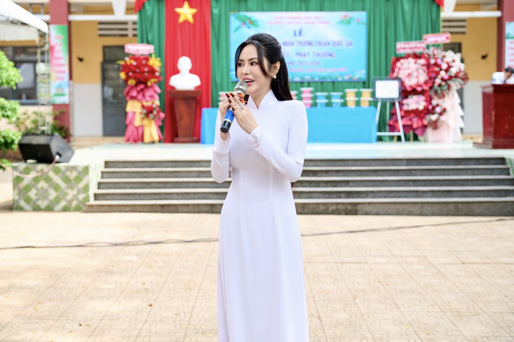 Hoa hậu Di Khả Hân xúc động về thăm trường cũ - 1