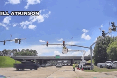 Xe đầu kéo hất văng thợ điện đang đứng sửa đèn giao thông trên cao