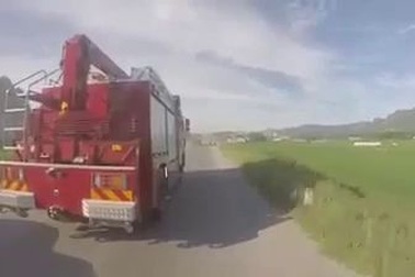 Tài xế ô tô cản đường xe cứu hỏa hàng cây số