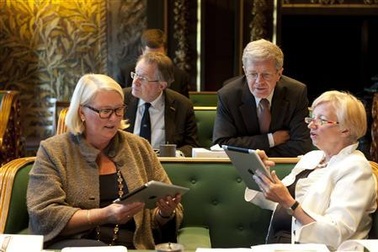 Thượng viện Hà Lan bỏ giấy bút dùng iPad