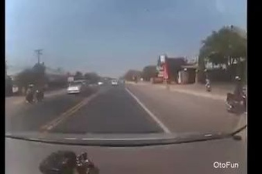 Pha đánh lái cực nhanh giúp tài xế tránh khỏi tai nạn