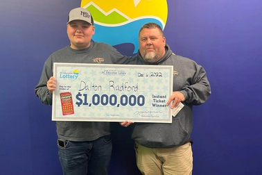 Chàng trai 18 tuổi trúng xổ số nhờ nghe lời "tiên tri" của ông