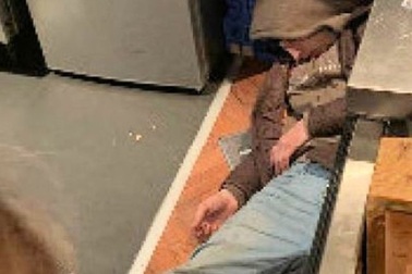 Ngủ quên trong lúc đi ăn trộm, bị cảnh sát tóm gọn