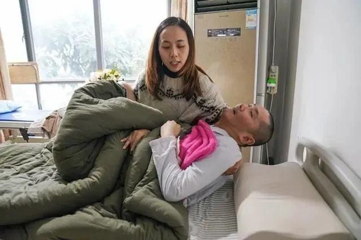Cô gái bán nhà, chăm sóc bạn trai sống thực vật suốt 5 năm - 1 Cô gái bán nhà, chăm sóc bạn trai sống thực vật suốt 5 năm - 1