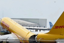 Máy bay chở hàng gãy đôi khi hạ cánh