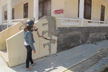 Nhà văn hóa tiền tỷ mới sử dụng đã “chờ sập”: Xử lý trách nhiệm các tập thể, cá nhân sai phạm!