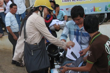 Xuất hiện “cò” kinh doanh đáp án trước địa điểm thi