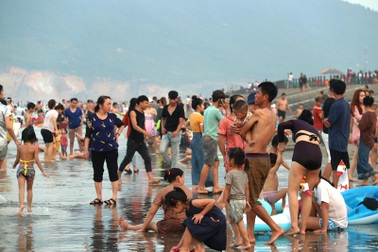 Bể bơi, bãi biển chật kín người “giải nhiệt” trong đợt nóng kéo dài