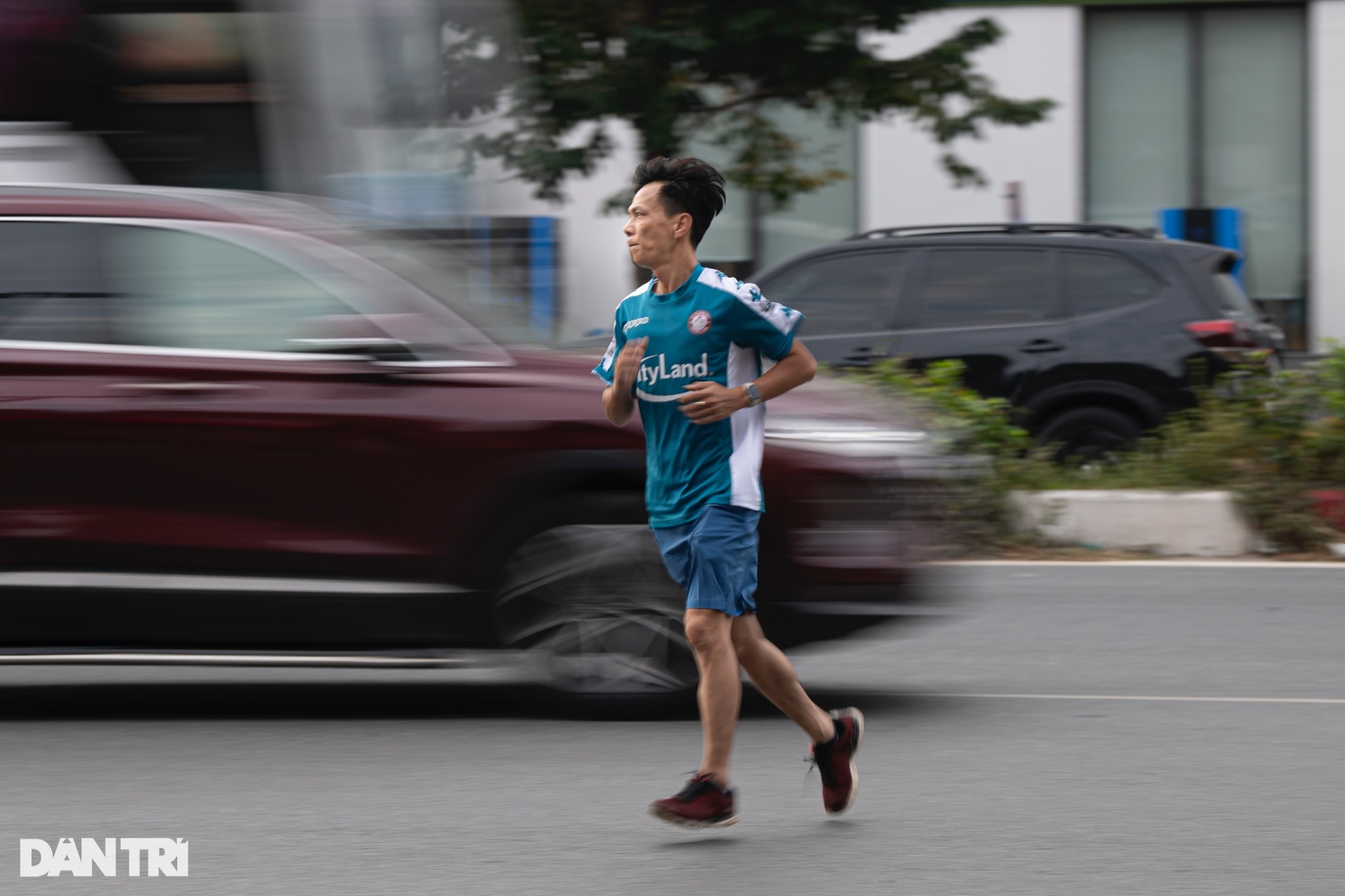 Người đi bộ đánh cược tính mạng, vượt dải phân cách băng ngang đường - 6 Người đi bộ đánh cược tính mạng, vượt dải phân cách băng ngang đường - 6