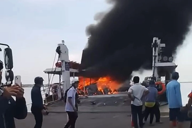 Thanh niên đổ 30 lít xăng đốt phà Sa Đéc, 11 xe máy bị thiêu rụi